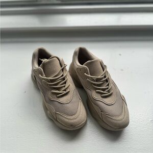 ASOS DESIGN Wide Fit Drop sneakers in beige.